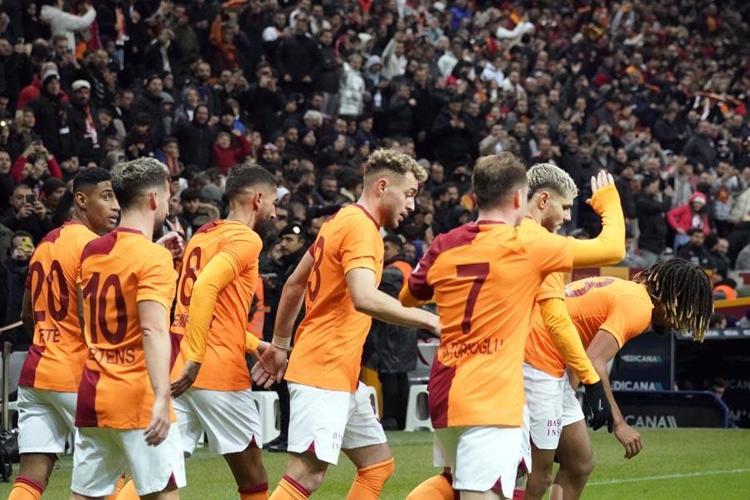Aslan evinde yenilmezlik serisini 24 maça çıkardı Galatasaray-Adana Demirspor maçında 4 gol 2 penaltı