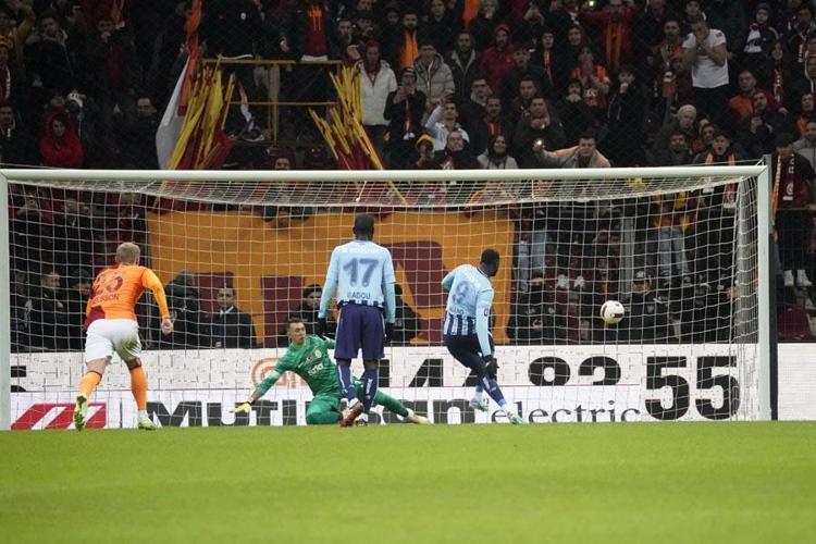 Aslan evinde yenilmezlik serisini 24 maça çıkardı Galatasaray-Adana Demirspor maçında 4 gol 2 penaltı
