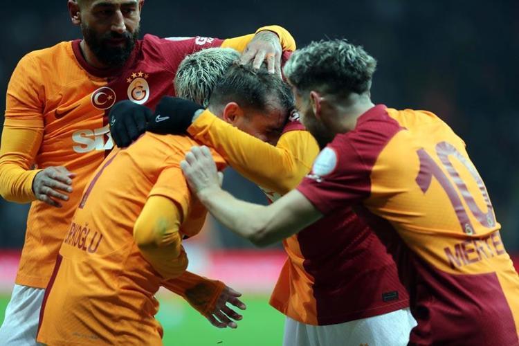 Aslan evinde yenilmezlik serisini 24 maça çıkardı Galatasaray-Adana Demirspor maçında 4 gol 2 penaltı