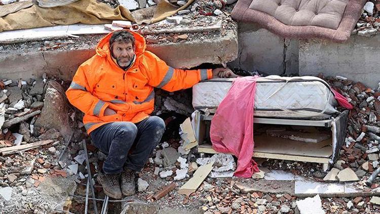 Her an metroda sizin de karşınıza çıkabilir Yaptıklarını görenler önce şaşırıyor, sonra gözyaşlarına boğuluyor
