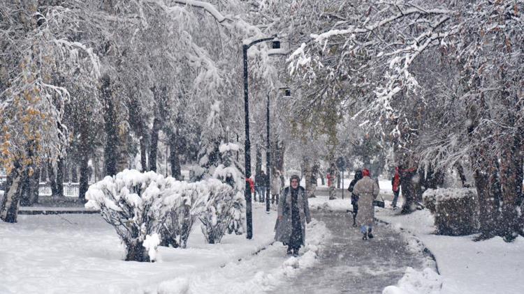 Kar yağışı İstanbulda 2 gün etkili olacak AKOMdan da uyarı geldi: Buzlanmaya dikkat