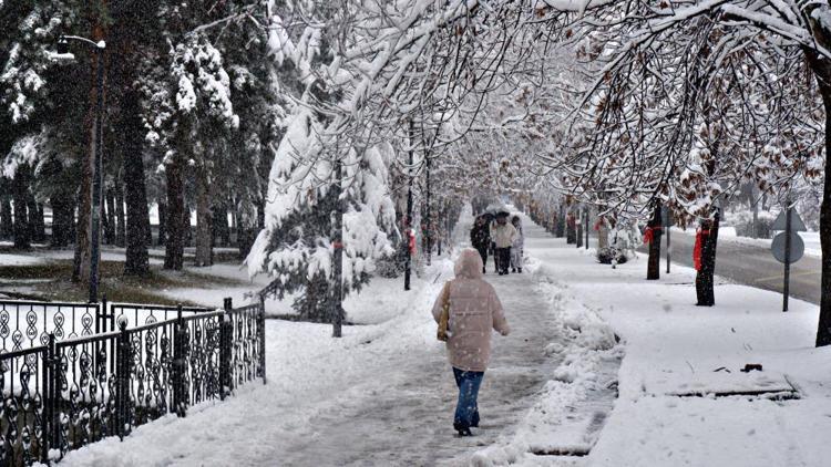 Kar yağışı İstanbulda 2 gün etkili olacak AKOMdan da uyarı geldi: Buzlanmaya dikkat