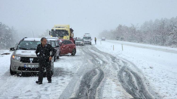 Kar yağışı İstanbulda 2 gün etkili olacak AKOMdan da uyarı geldi: Buzlanmaya dikkat