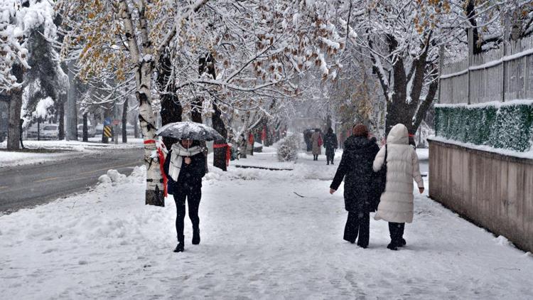 Kar yağışı İstanbulda 2 gün etkili olacak AKOMdan da uyarı geldi: Buzlanmaya dikkat