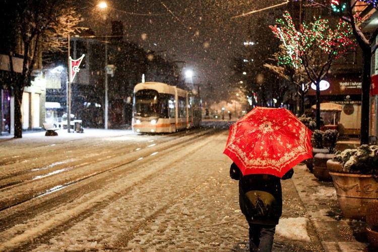 Kar yağışı İstanbulda 2 gün etkili olacak AKOMdan da uyarı geldi: Buzlanmaya dikkat