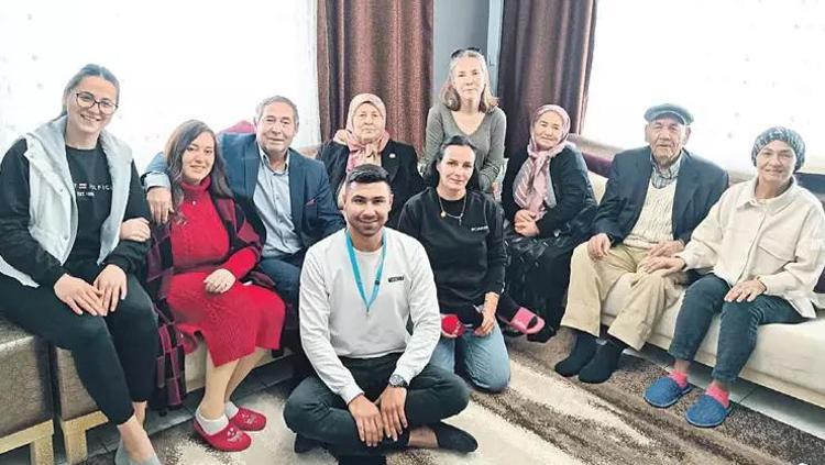 AKRABALARI EVDE İZLEDİ