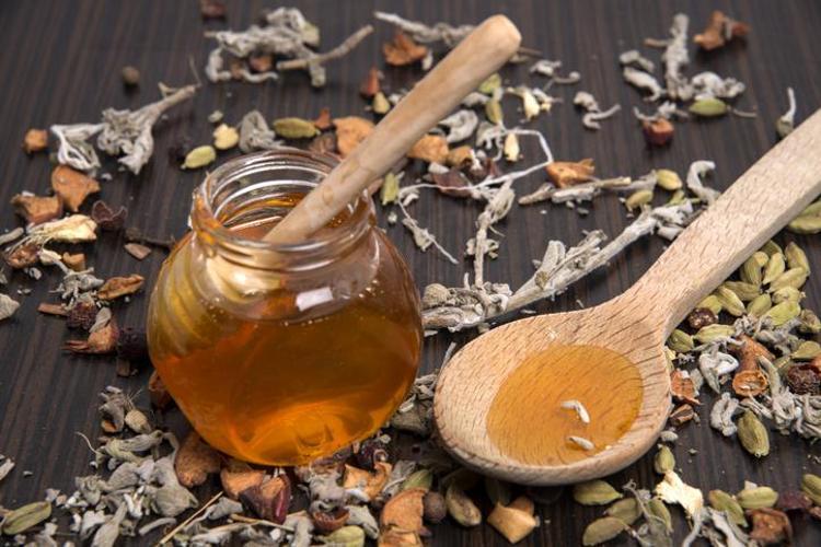 Yalnızca 2 malzemeyle efsanevi kür: Her gün kaşık kaşık yiyen öksürük nedir bilmiyor