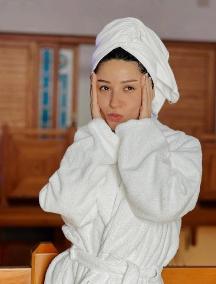 Zeynep Bastıktan hamamda bornozlu paylaşım