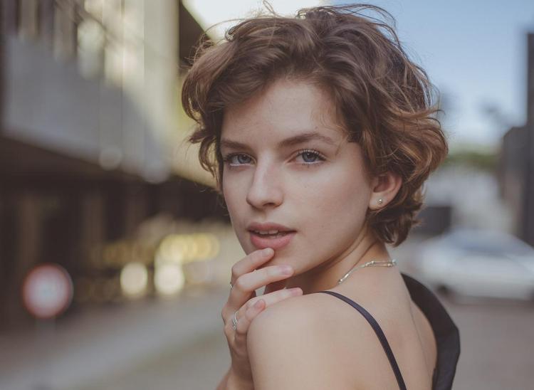 Harita gibi buruşmuş yüzü düzleştiriyor 1 avuç yiyen gençlik aşısı yaptırmış kadar oluyor, yüze dolgunluk kazandıran tek besin