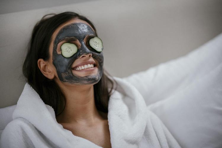 Harita gibi buruşmuş yüzü düzleştiriyor 1 avuç yiyen gençlik aşısı yaptırmış kadar oluyor, yüze dolgunluk kazandıran tek besin