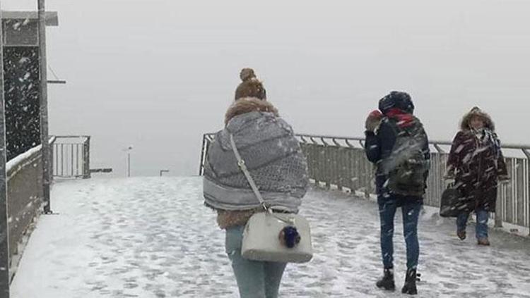 AKOM’dan İstanbul’a kar uyarısı Beklenen kar yolda: 20 santimi geçecek