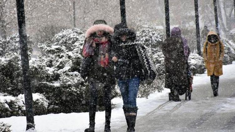 AKOM’dan İstanbul’a kar uyarısı Beklenen kar yolda: 20 santimi geçecek