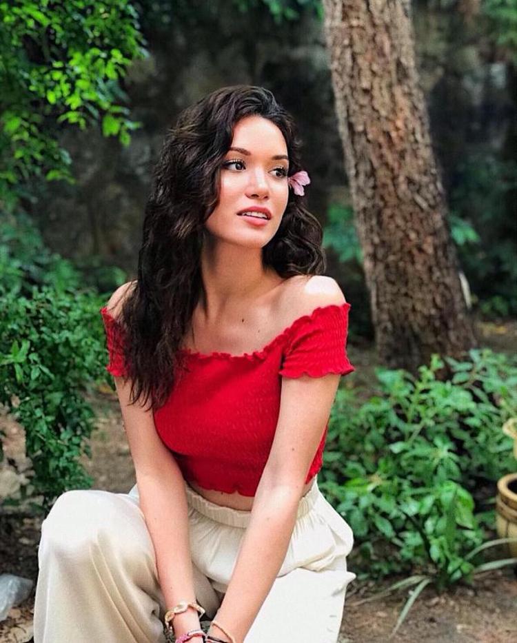 Kısa sürede şöhreti yakalayan Hazal Subaşı: Ünlü bir oyuncu gibi şöhretli bir hayatım yok Toplu taşıma kullanıyorum