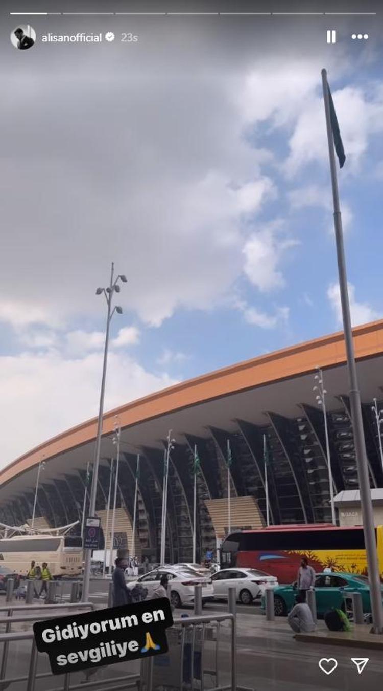 Ünlü şarkıcı kutsal topraklara gitti Ameliyat sonrası hızla iyileşen Alişan Umreden paylaşım yaptı