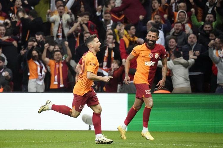 Süper Ligde Aslan zirveye çıktı Galatasaray-Başakşehir: 2-0