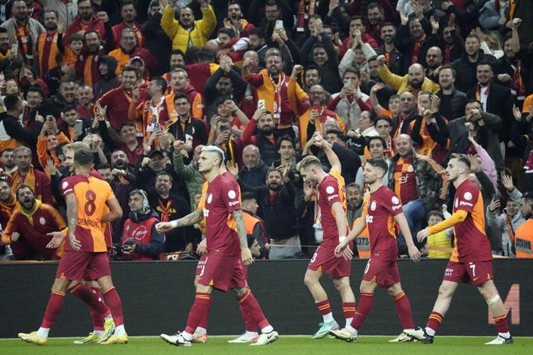 Süper Ligde Aslan zirveye çıktı Galatasaray-Başakşehir: 2-0