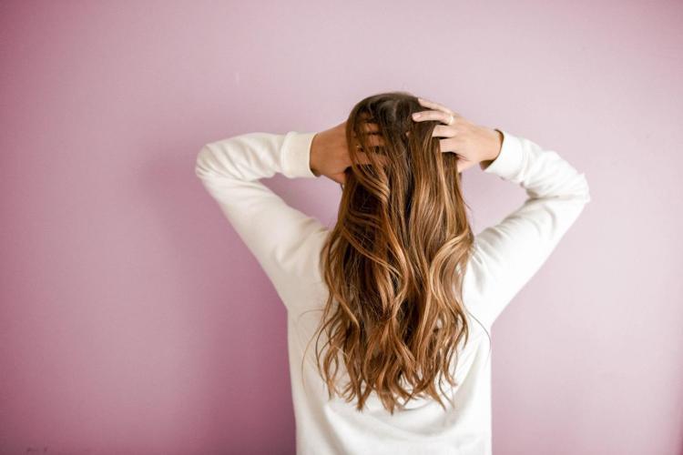 1 ayda saçları Rapunzel gibi uzatıyor 20 dakika köklerde bekletmek yeter: Kafadaki saçları 3 kat çoğaltıyor