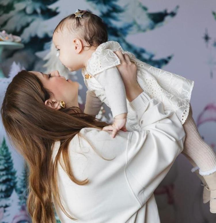 Hazal Kaya ve Ali Atayın kızı Leyla 1 yaşına girdi Ünlü çift ikinci çocuklarının yüzünü ilk defa gösterdi