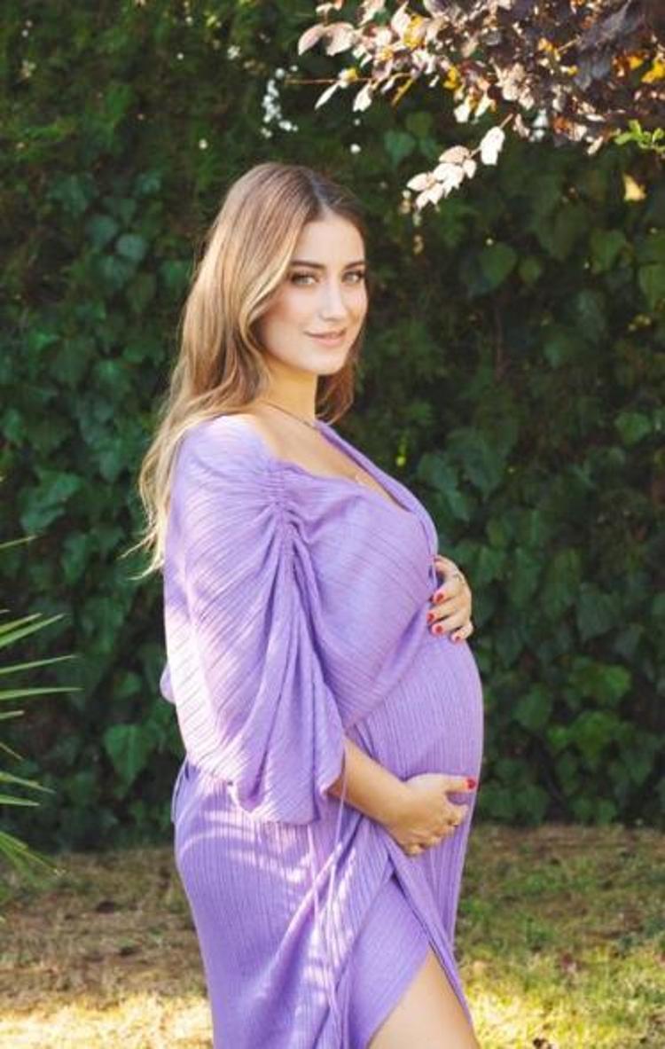Hazal Kaya ve Ali Atayın kızı Leyla 1 yaşına girdi Ünlü çift ikinci çocuklarının yüzünü ilk defa gösterdi