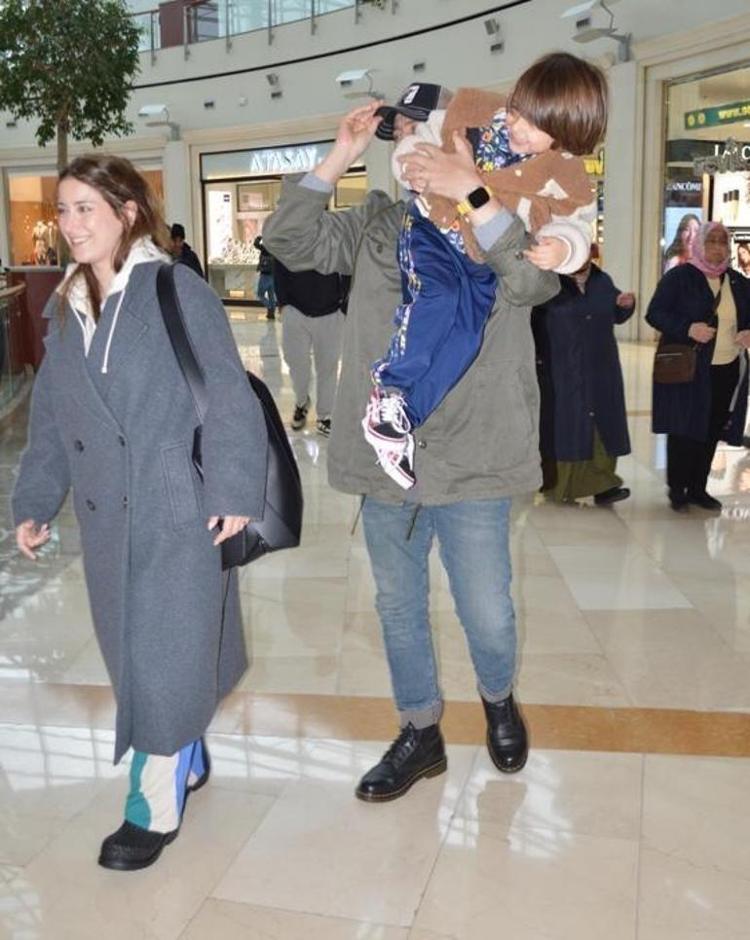 Hazal Kaya ve Ali Atayın kızı Leyla 1 yaşına girdi Ünlü çift ikinci çocuklarının yüzünü ilk defa gösterdi
