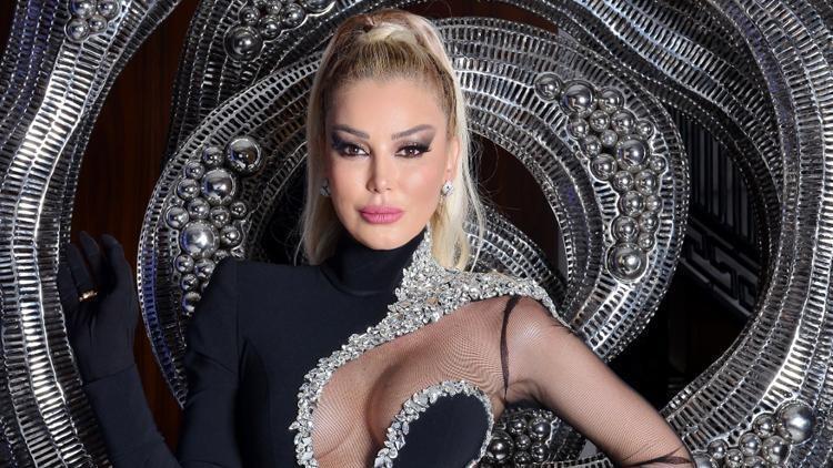 Petek Dinçöz 4.7 milyon TLlik takısıyla sahneye çıktı