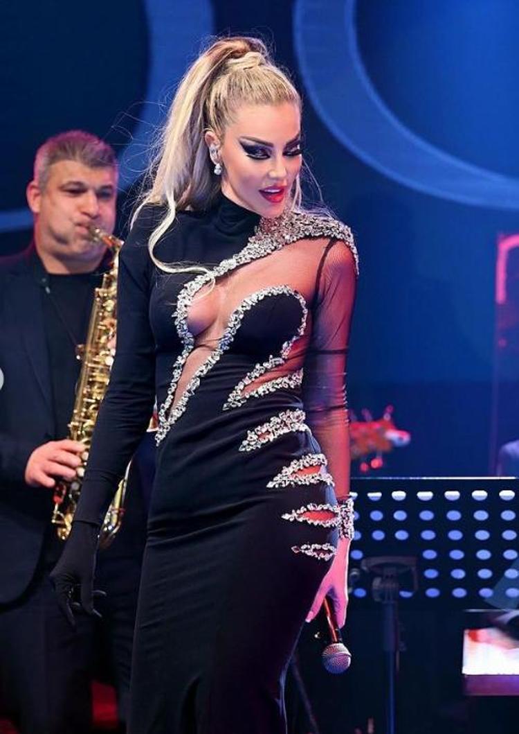 Petek Dinçöz 4.7 milyon TLlik takısıyla sahneye çıktı