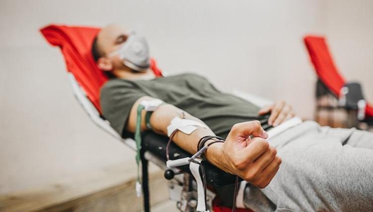 Kan vermek orucu bozar mı (Diyanet fetvası) Oruçlu iken kan vermek ve vücuda kan almak orucu bozar mı