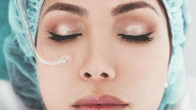 Evde doğal kolajen yapımı Takviye ürünlere para saçmayın: 2 yemek kaşığı elma sirkesiyle karıştırmak yetiyor