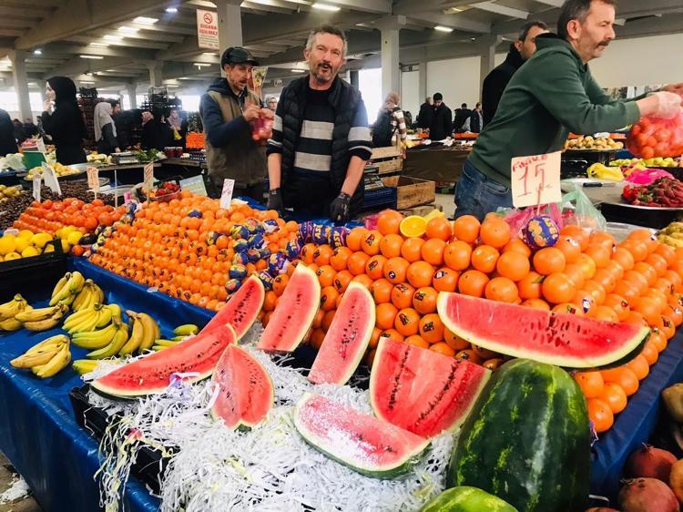 Pazar tezgahında yerini aldı Bir tanesi 300 lira: Dilimi 70 liradan kapış kapış satılıyor, antioksidan kralı meyve