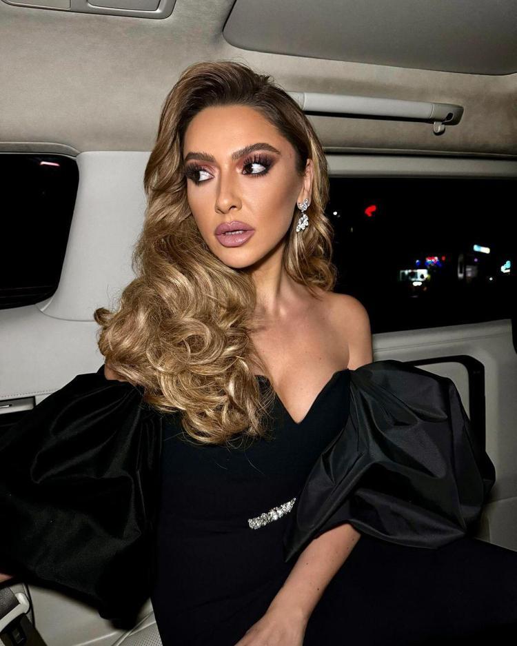 Sahnede rüzgar gibi esti Ünlü şarkıcı Hadise iddialı elbiseyle hayranlarını mest etti