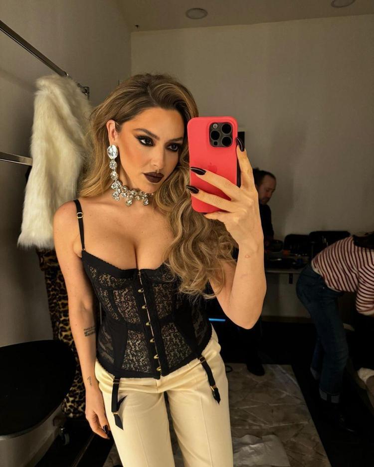 Sahnede rüzgar gibi esti Ünlü şarkıcı Hadise iddialı elbiseyle hayranlarını mest etti