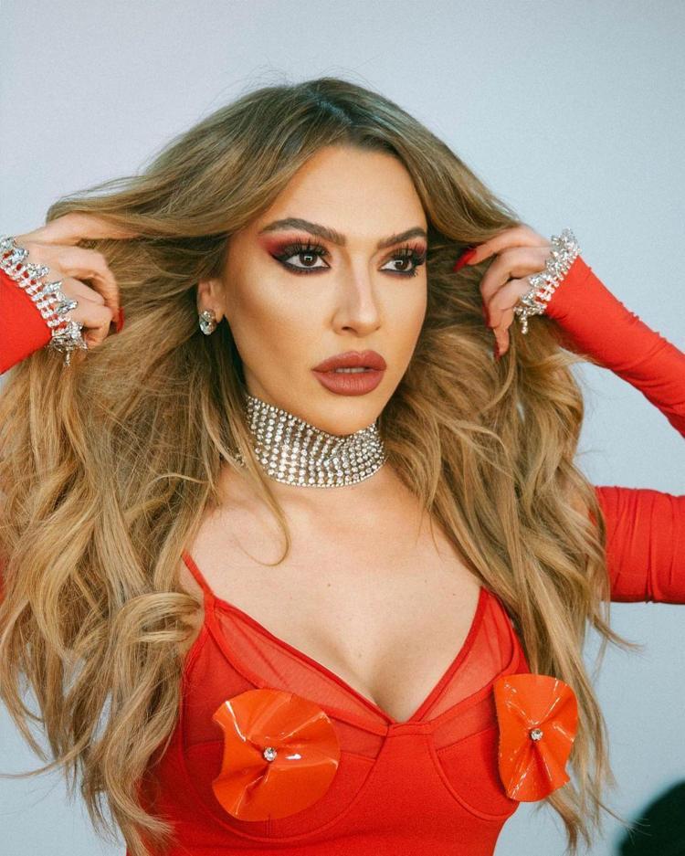 Sahnede rüzgar gibi esti Ünlü şarkıcı Hadise iddialı elbiseyle hayranlarını mest etti