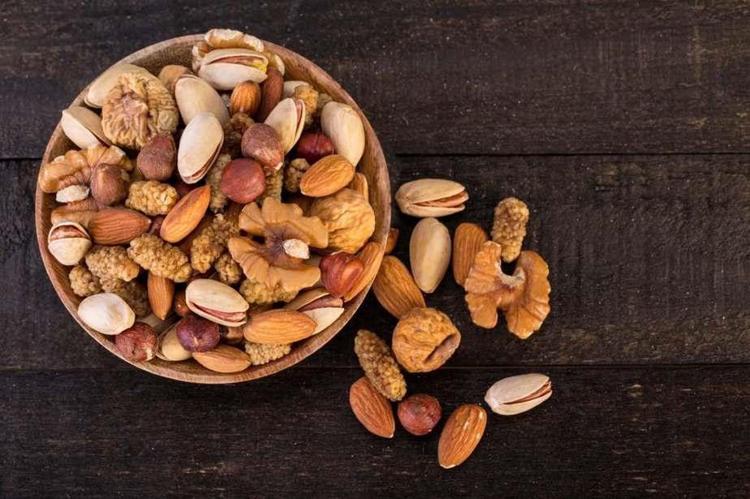Dümdüz karın için avuç avuç yiyin: Ceviz mi badem mi Tüketen iğne ipliğe dönüyor