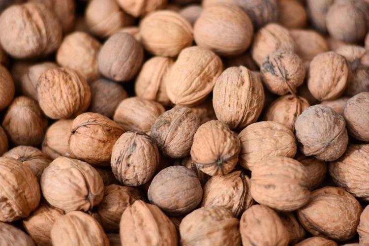 Dümdüz karın için avuç avuç yiyin: Ceviz mi badem mi Tüketen iğne ipliğe dönüyor