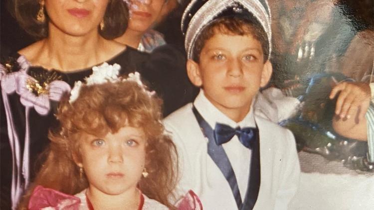 Fotoğraftaki abi-kardeşin ikisi de şimdi çok ünlü