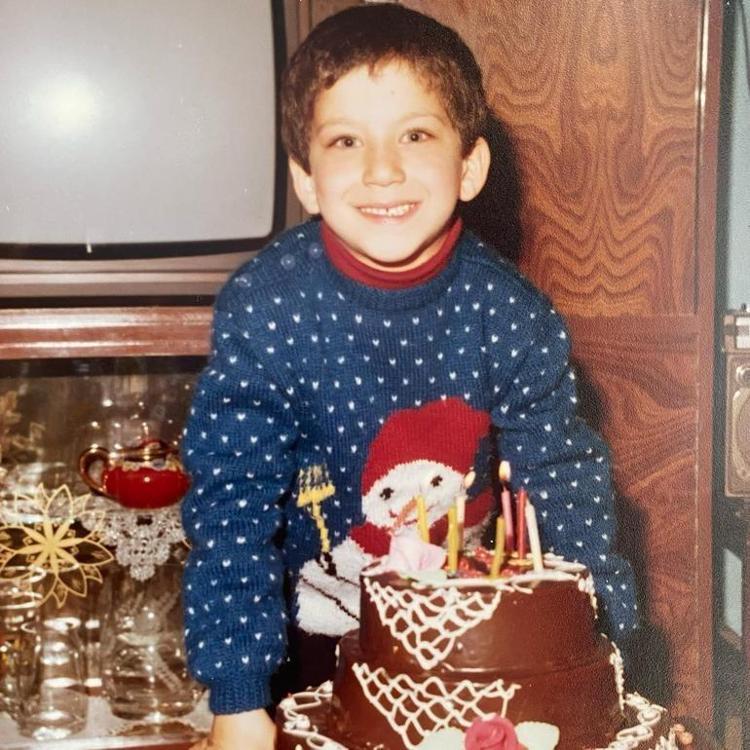 İKİZ DEĞİL KARDEŞLER