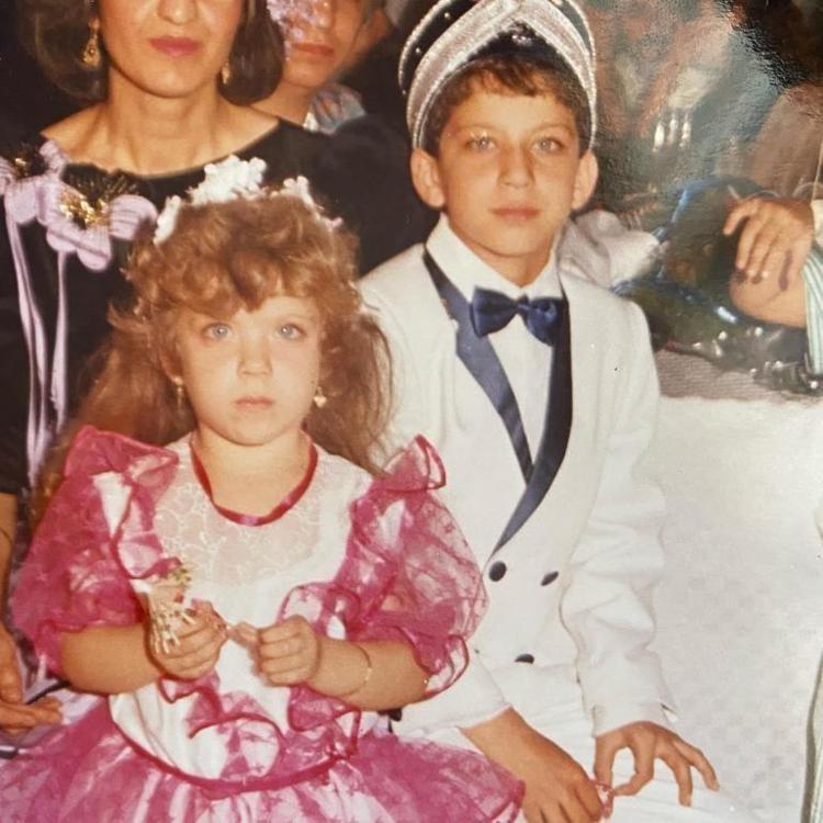 Fotoğraftaki abi-kardeşin ikisi de şimdi çok ünlü