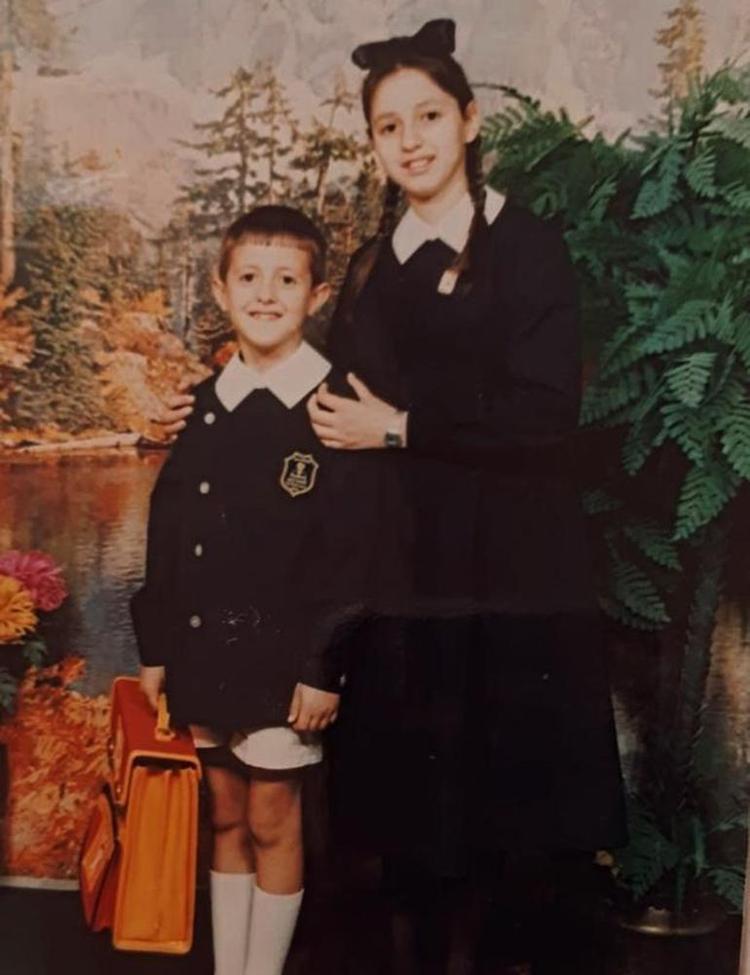 FOTOĞRAFTAKİ DE BENİM ABLAM İLKNUR