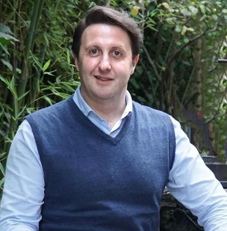 Fotoğraftaki abi-kardeşin ikisi de şimdi çok ünlü