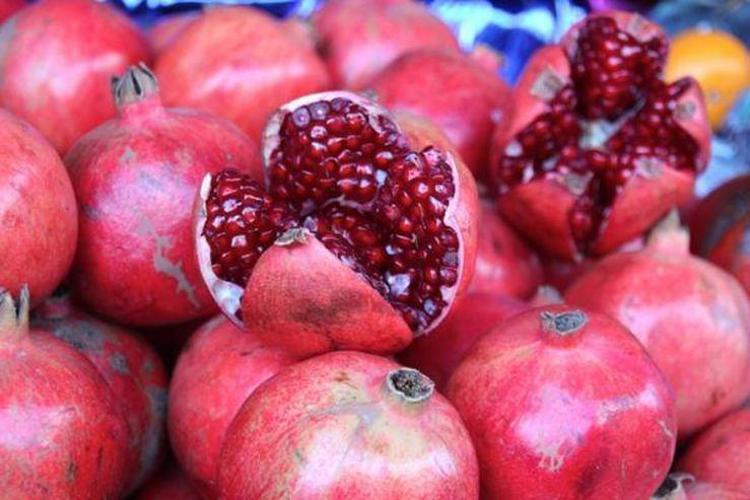 Kuran-ı Kerimde adı geçen kutsal meyve: Herkes pazarda önünden geçiyor, şifası kabuğundaymış