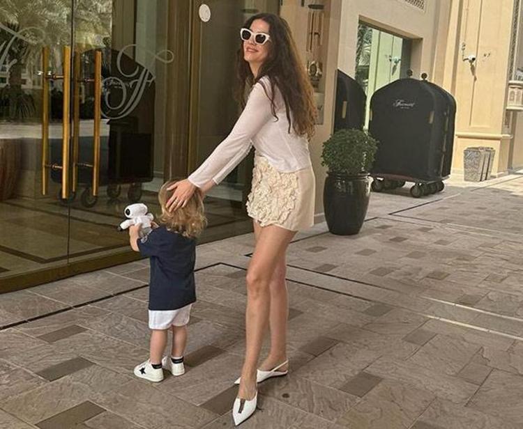 Başak Dizer Dubaiden aile tatilini paylaştı