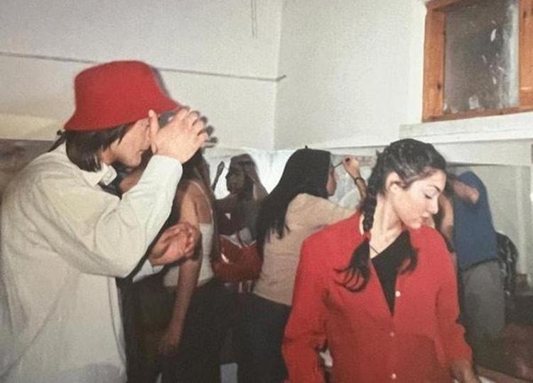 2004ten paylaşım yapan ünlü oyuncu Tiyatro Gününü kutladı