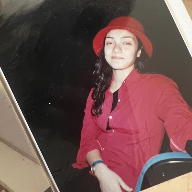 2004ten paylaşım yapan ünlü oyuncu Tiyatro Gününü kutladı