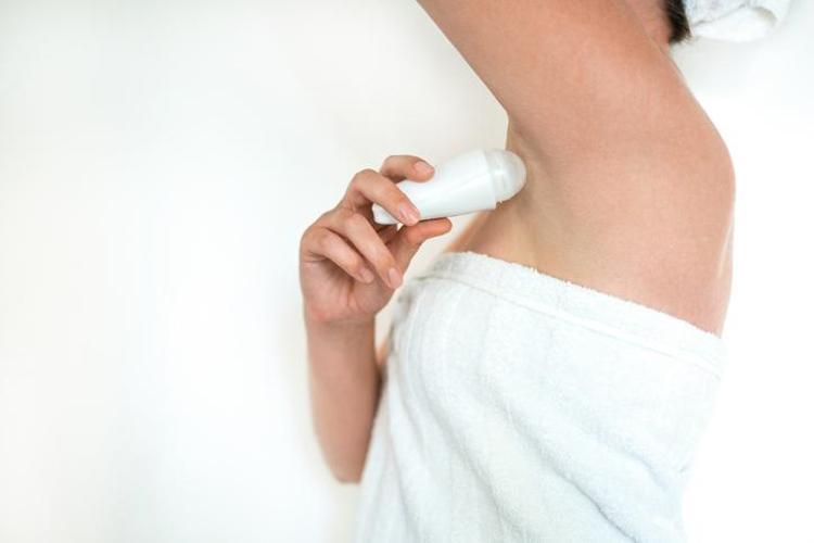 1 damlası bile ter kokusunu anında yok ediyor Koltuk altı terlemesine son veren katkısız doğal deodorant