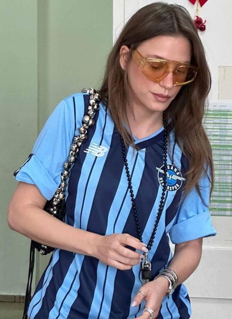 Serenay Sarıkayanın oy kullanma kombini gündem oldu Saatinin fiyatı dudak uçuklattı