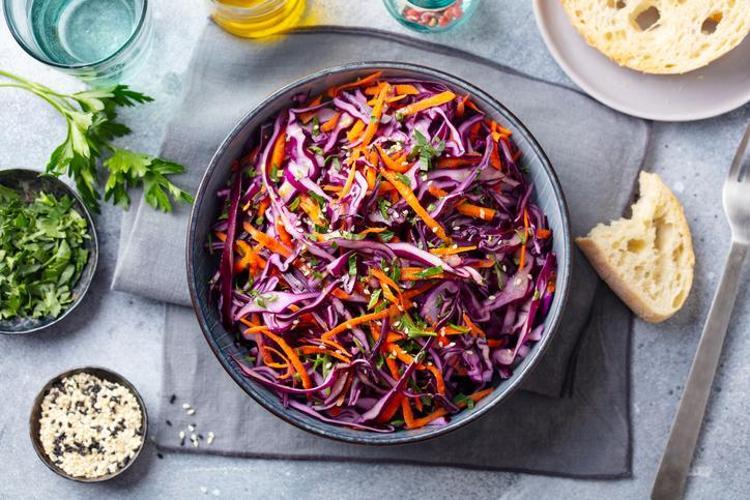 MOR LAHANA SALATASI TARİFİ