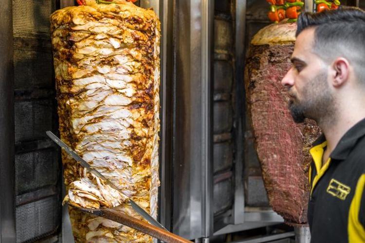 Ayıla bayıla yiyoruz, her sofrada var ama organları çürütüyor Ömürden 10 yıl birden götürüp vücuda kolesterol yüklüyor Damar tıkanıklıklarının da asıl sebebiymiş