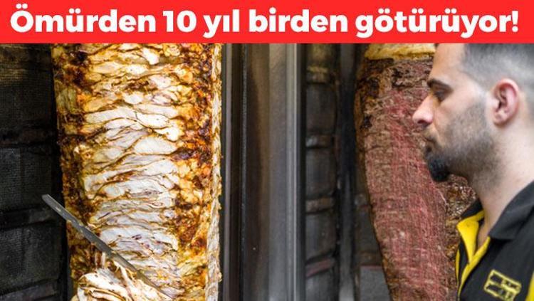 Ayıla bayıla yiyoruz, her sofrada var ama organları çürütüyor Ömürden 10 yıl birden götürüp vücuda kolesterol yüklüyor Damar tıkanıklıklarının da asıl sebebiymiş