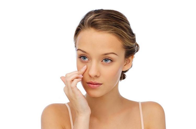 Gece sürünce kolajen etkisini 2 kat artırıyor Tek bir damlası kırışıklıkları ütü gibi düzleştiriyor