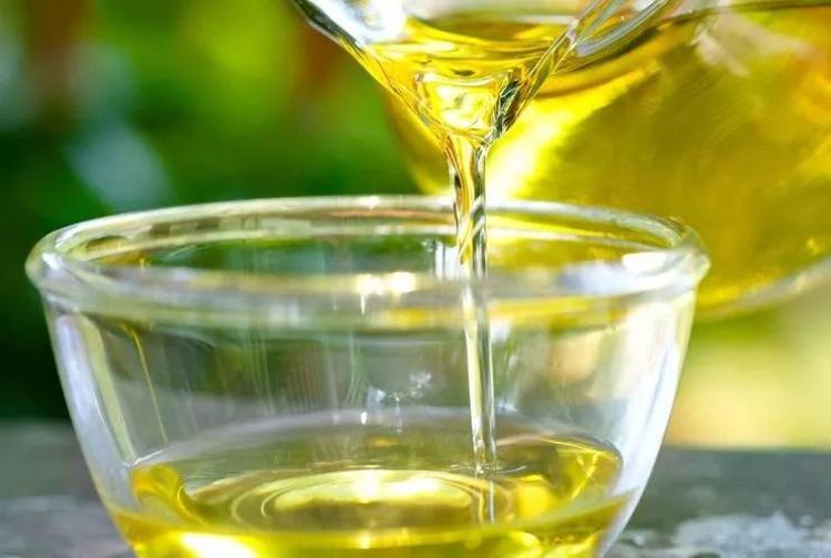 Gece sürünce kolajen etkisini 2 kat artırıyor Tek bir damlası kırışıklıkları ütü gibi düzleştiriyor